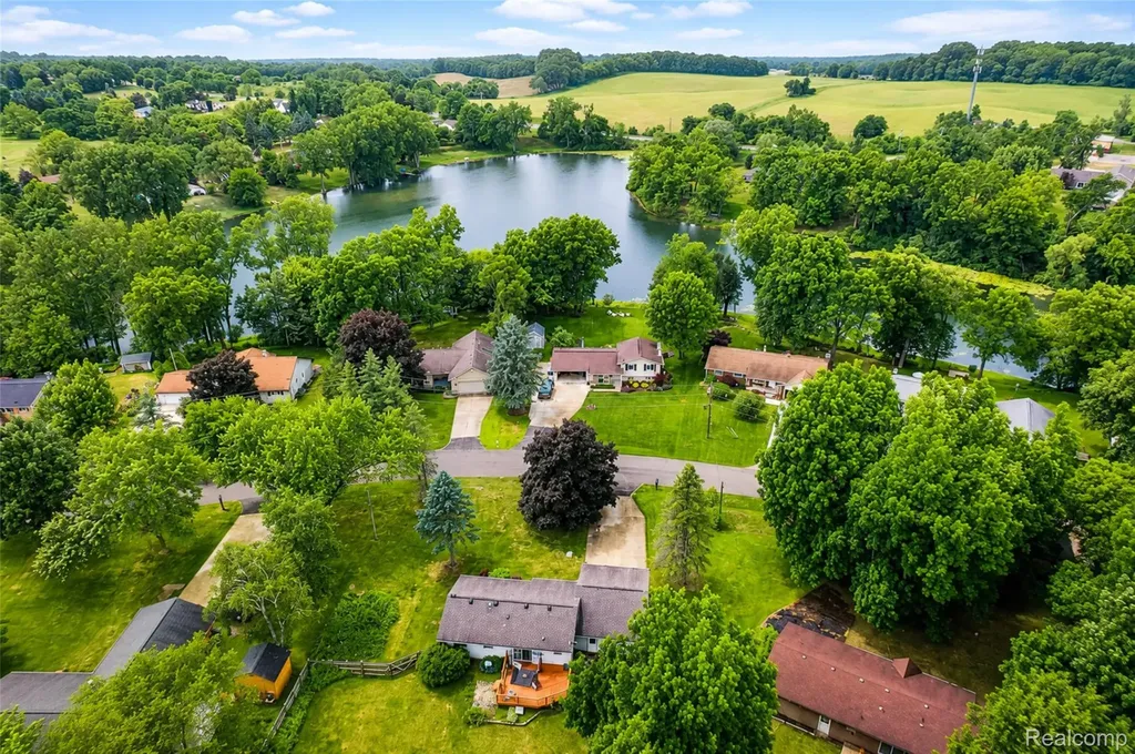555 Tomahawk Trail Highland Charter Township MI 48357