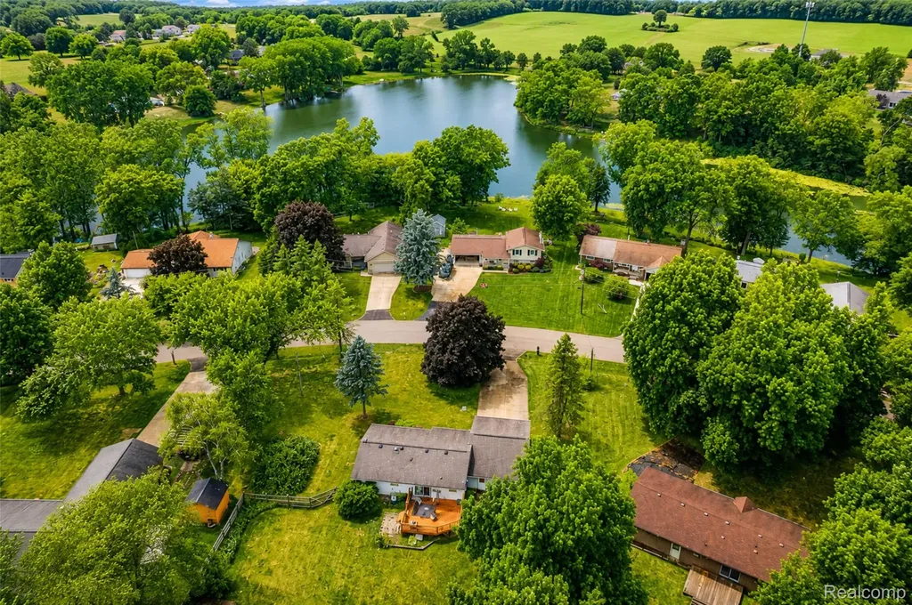 555 Tomahawk Trail Highland Charter Township MI 48357