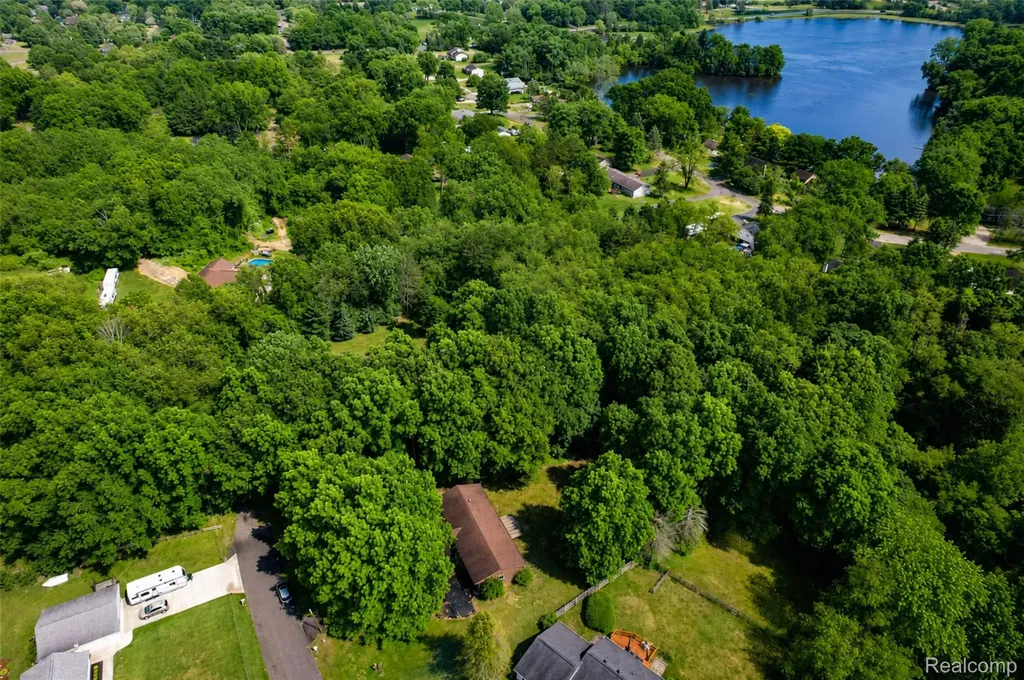 555 Tomahawk Trail Highland Charter Township MI 48357