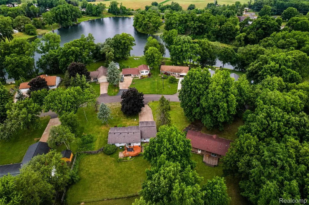 555 Tomahawk Trail Highland Charter Township MI 48357