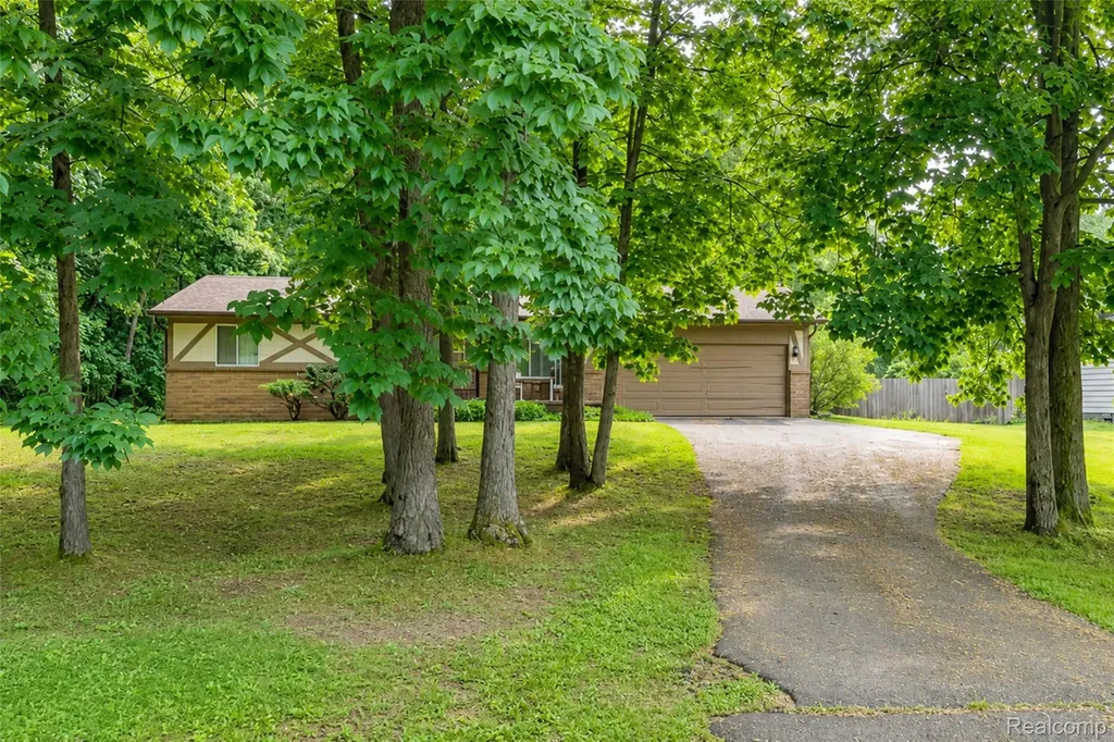 555 Tomahawk Trail Highland Charter Township MI 48357