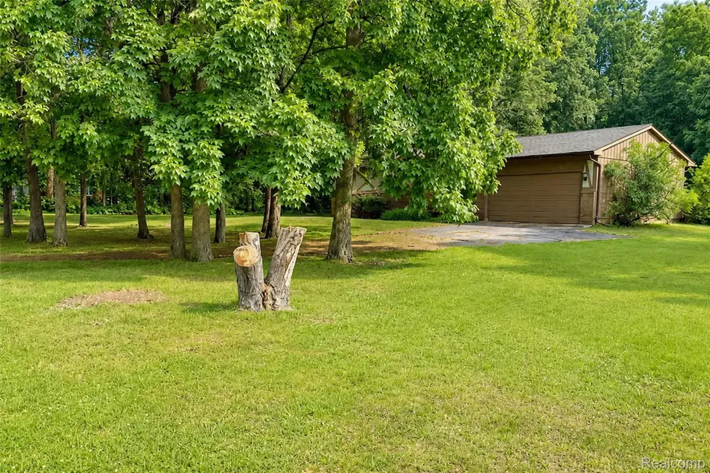 555 Tomahawk Trail Highland Charter Township MI 48357