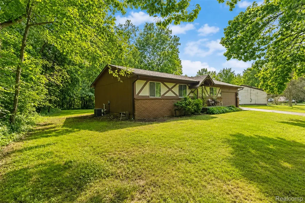 555 Tomahawk Trail Highland Charter Township MI 48357