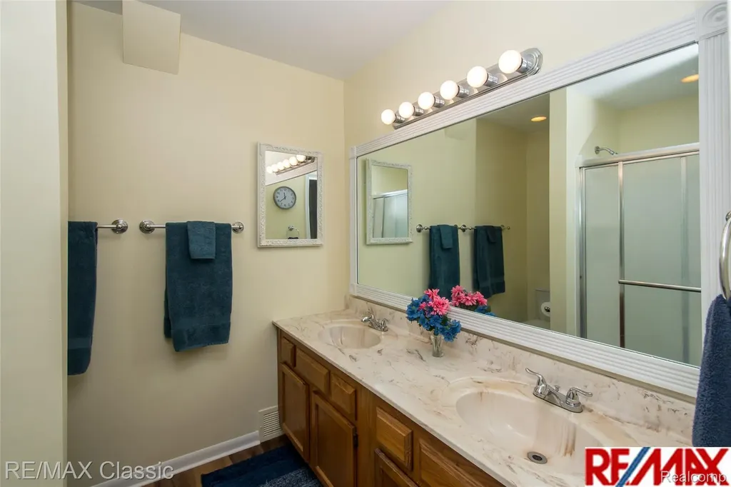 34682 Bunker Hill Drive Farmington Hills City MI 48331