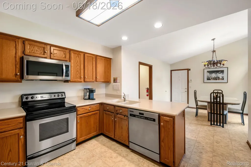 37600 N Laurel Park Drive Livonia City MI 48152