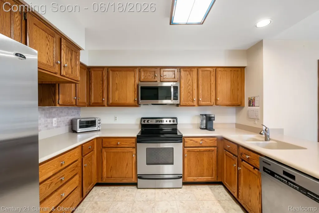 37600 N Laurel Park Drive Livonia City MI 48152