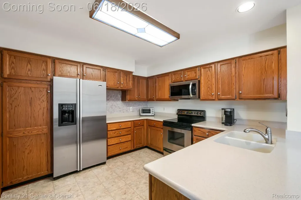 37600 N Laurel Park Drive Livonia City MI 48152