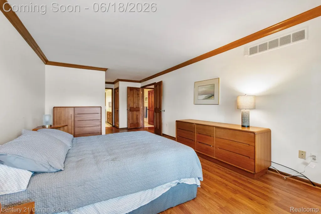 37600 N Laurel Park Drive Livonia City MI 48152