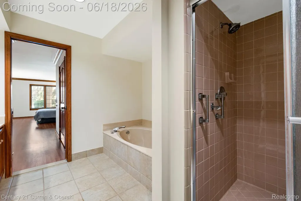 37600 N Laurel Park Drive Livonia City MI 48152
