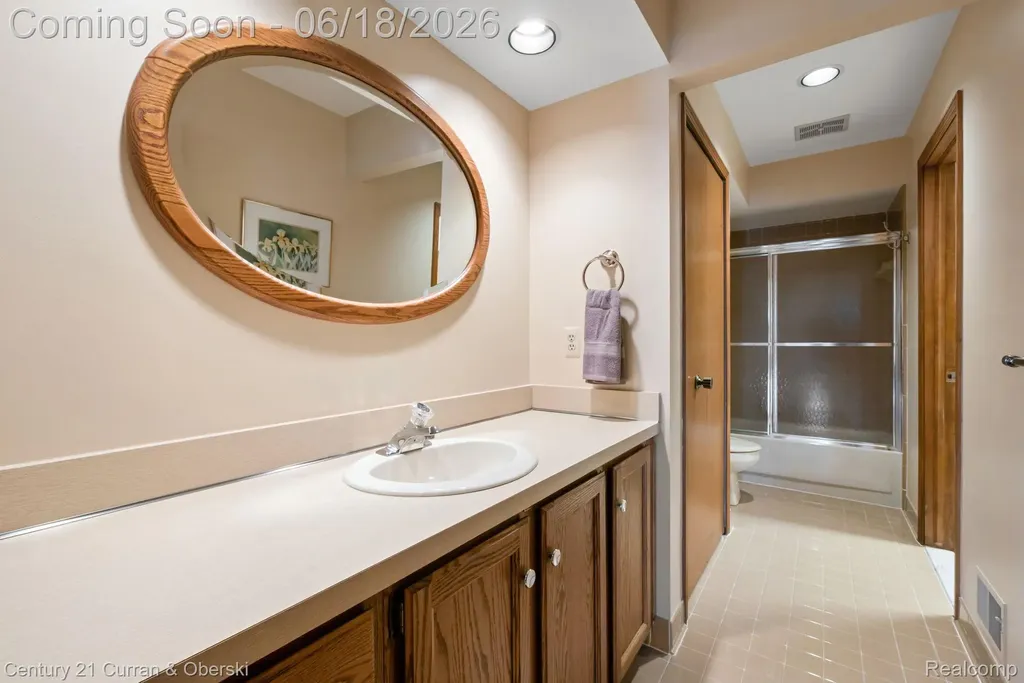 37600 N Laurel Park Drive Livonia City MI 48152