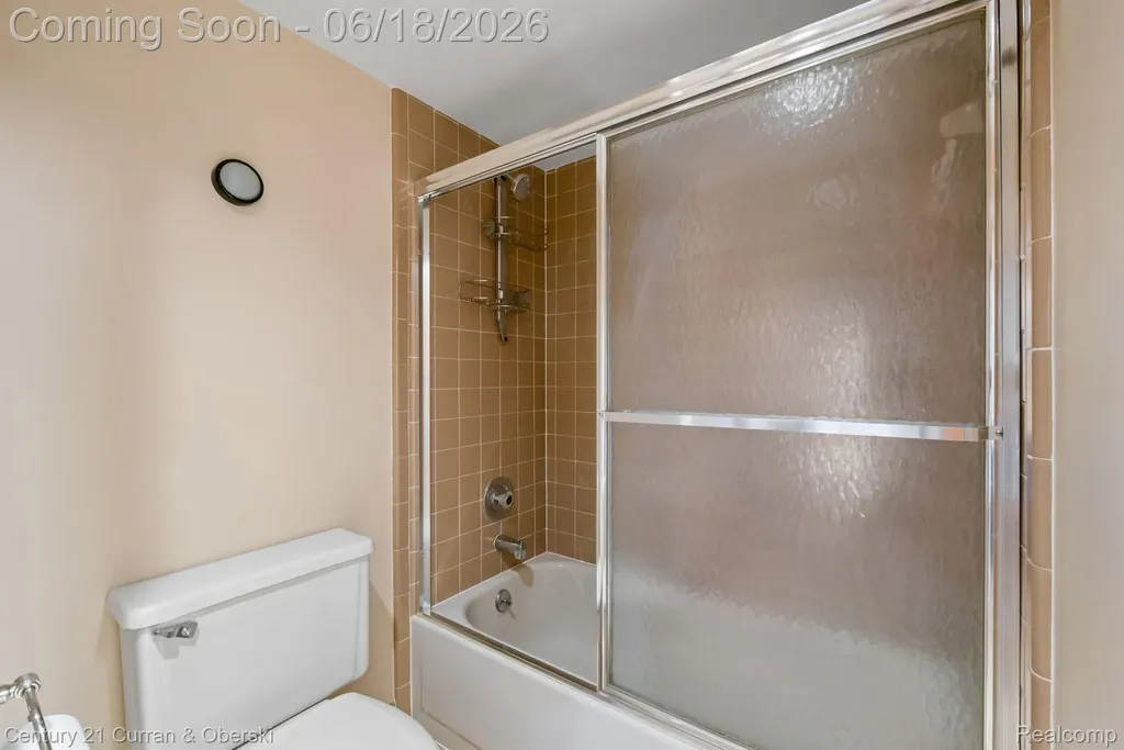 37600 N Laurel Park Drive Livonia City MI 48152