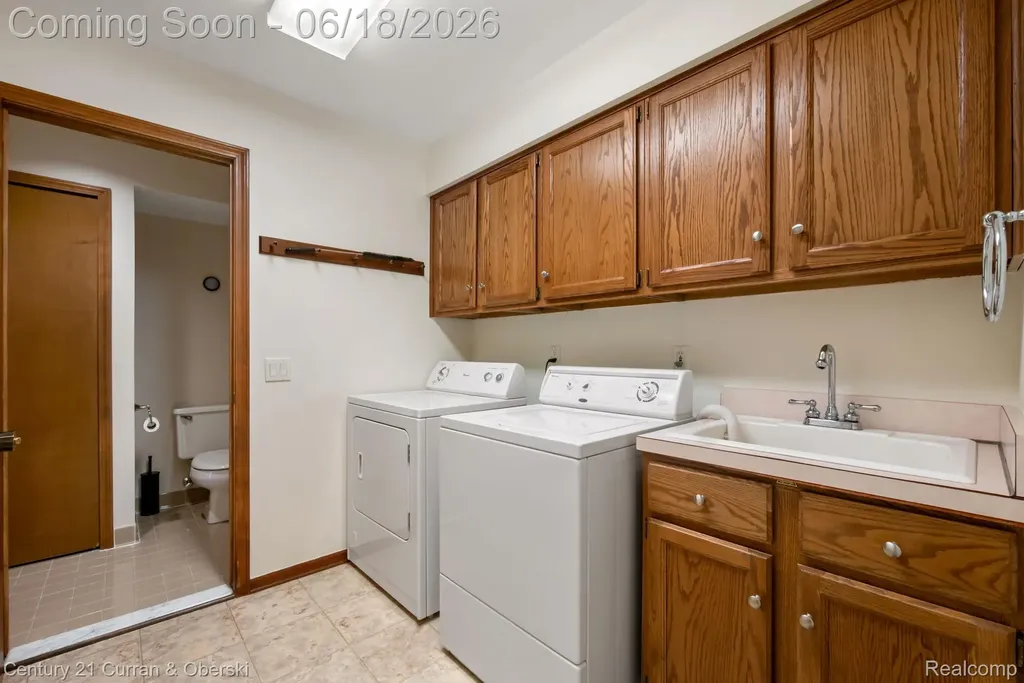 37600 N Laurel Park Drive Livonia City MI 48152
