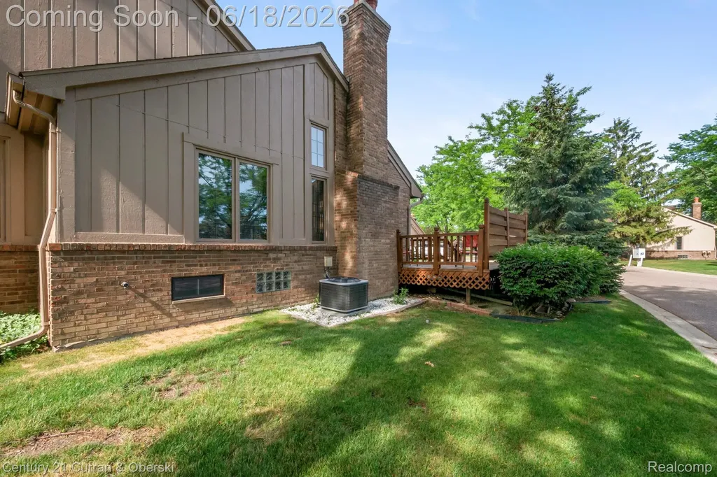 37600 N Laurel Park Drive Livonia City MI 48152