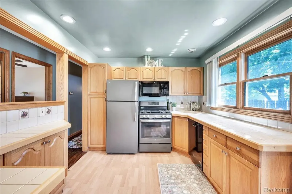 28048 Bohn Street Roseville City MI 48066