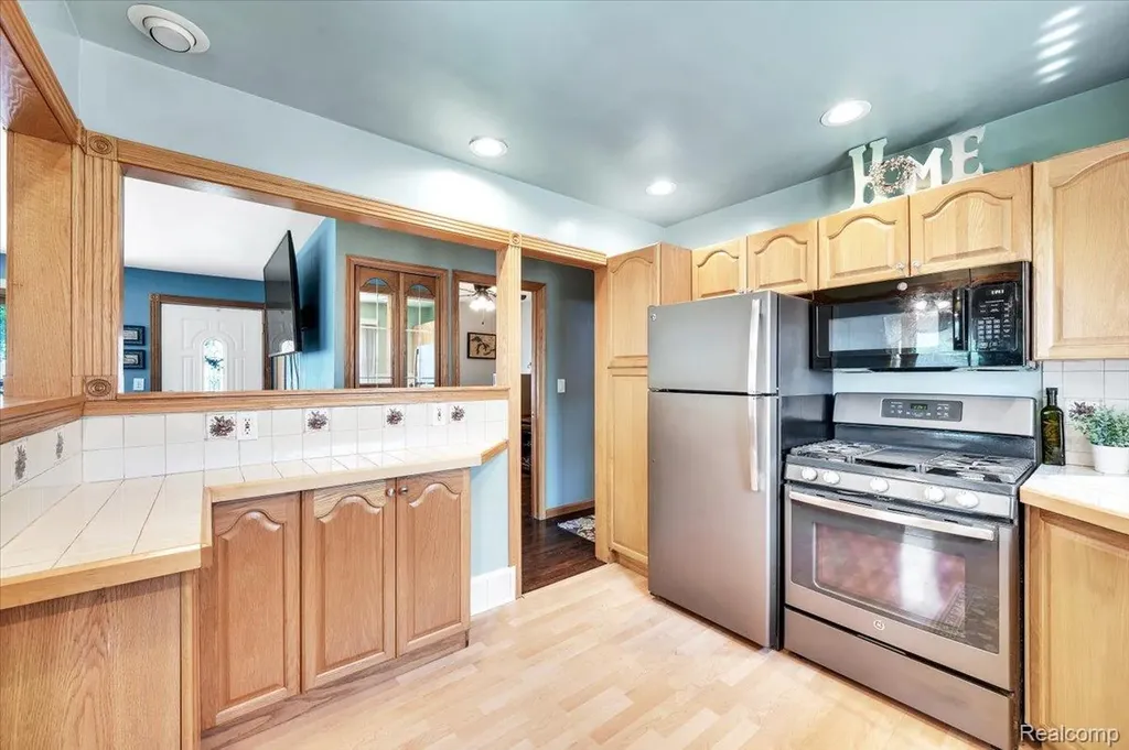 28048 Bohn Street Roseville City MI 48066