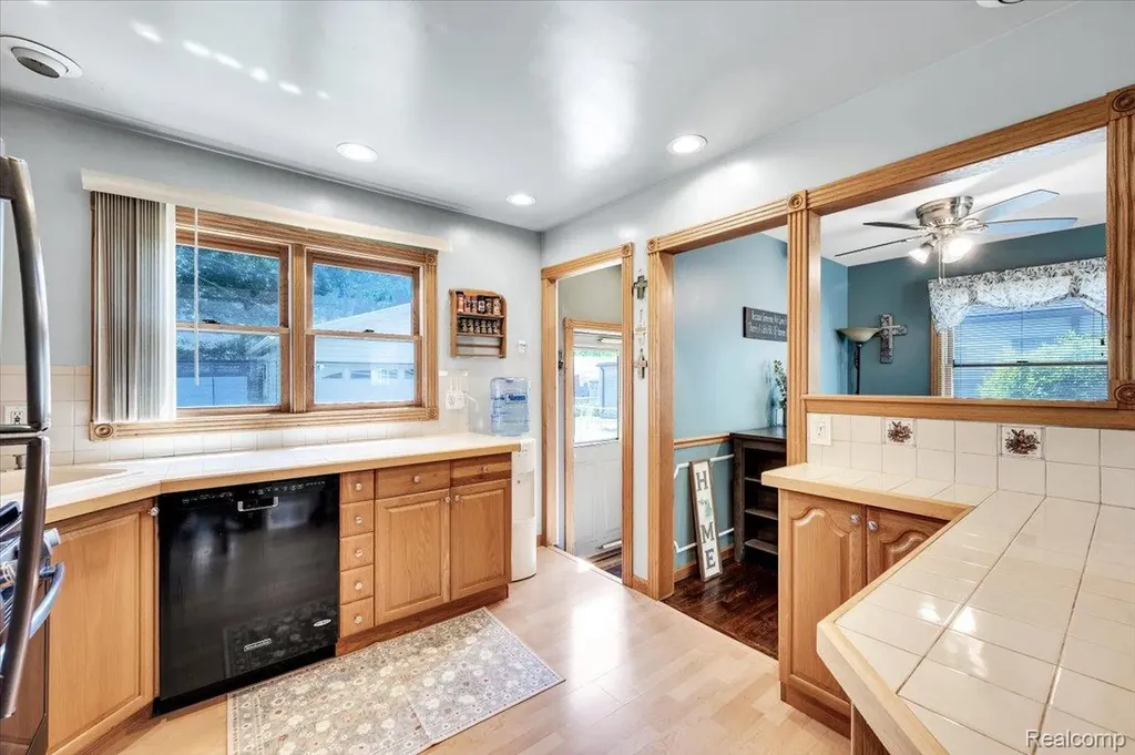 28048 Bohn Street Roseville City MI 48066