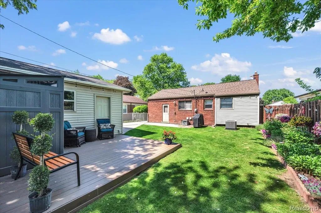 28048 Bohn Street Roseville City MI 48066