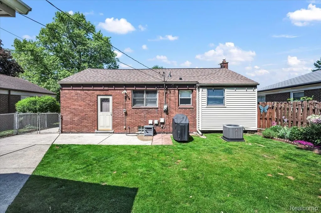 28048 Bohn Street Roseville City MI 48066