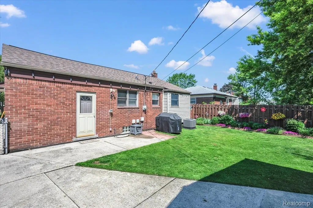 28048 Bohn Street Roseville City MI 48066