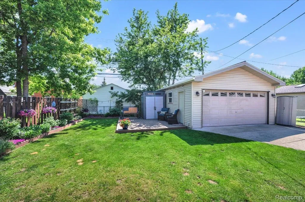 28048 Bohn Street Roseville City MI 48066