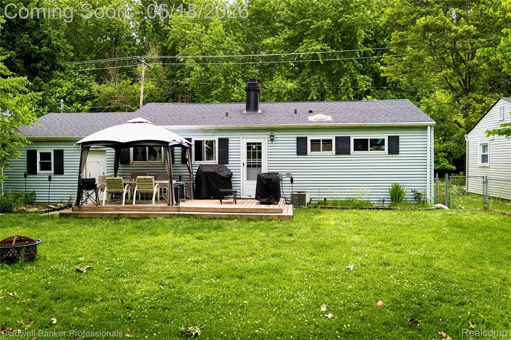 1017 N East Street Fenton City MI 48430