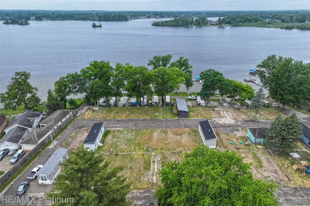 2 Serenity Shore Fenton Charter Township MI 48430