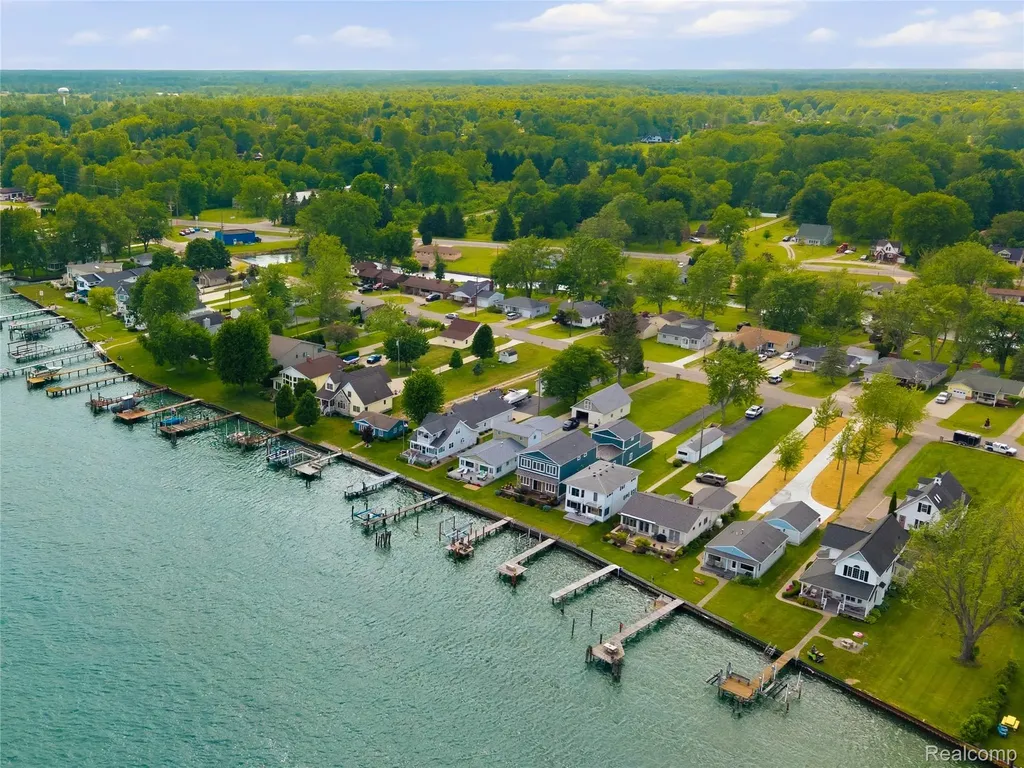 5557 Pointe Dr. Drive East China Township MI 48054