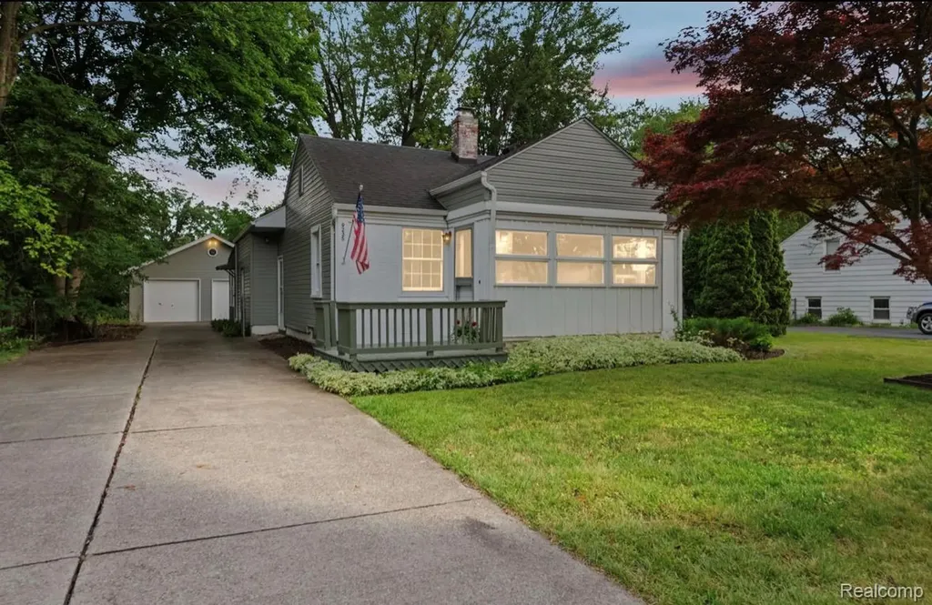 9235 Whitall Lane Grosse Ile Township MI 48138