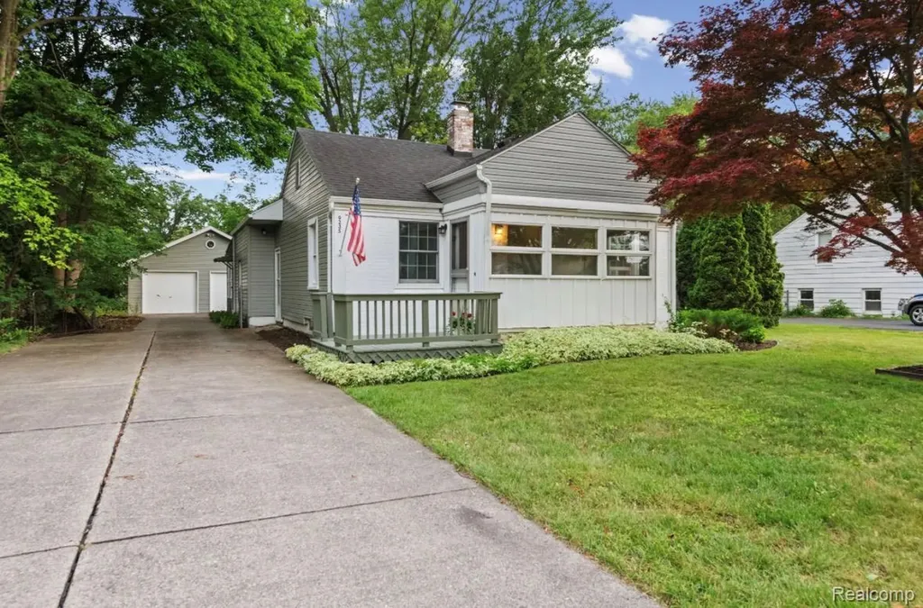 9235 Whitall Lane Grosse Ile Township MI 48138