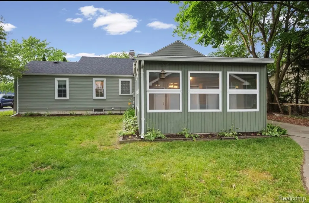 9235 Whitall Lane Grosse Ile Township MI 48138