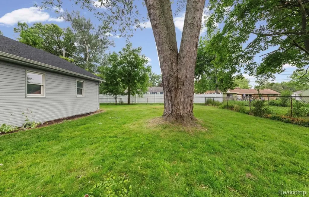 9235 Whitall Lane Grosse Ile Township MI 48138