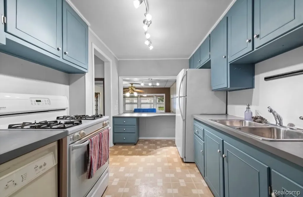 9235 Whitall Lane Grosse Ile Township MI 48138