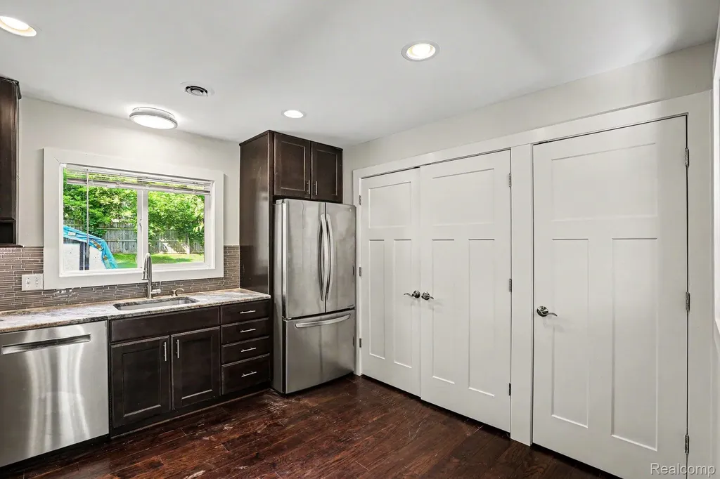 9315 Hillcrest Road Springfield Charter Township MI 48348