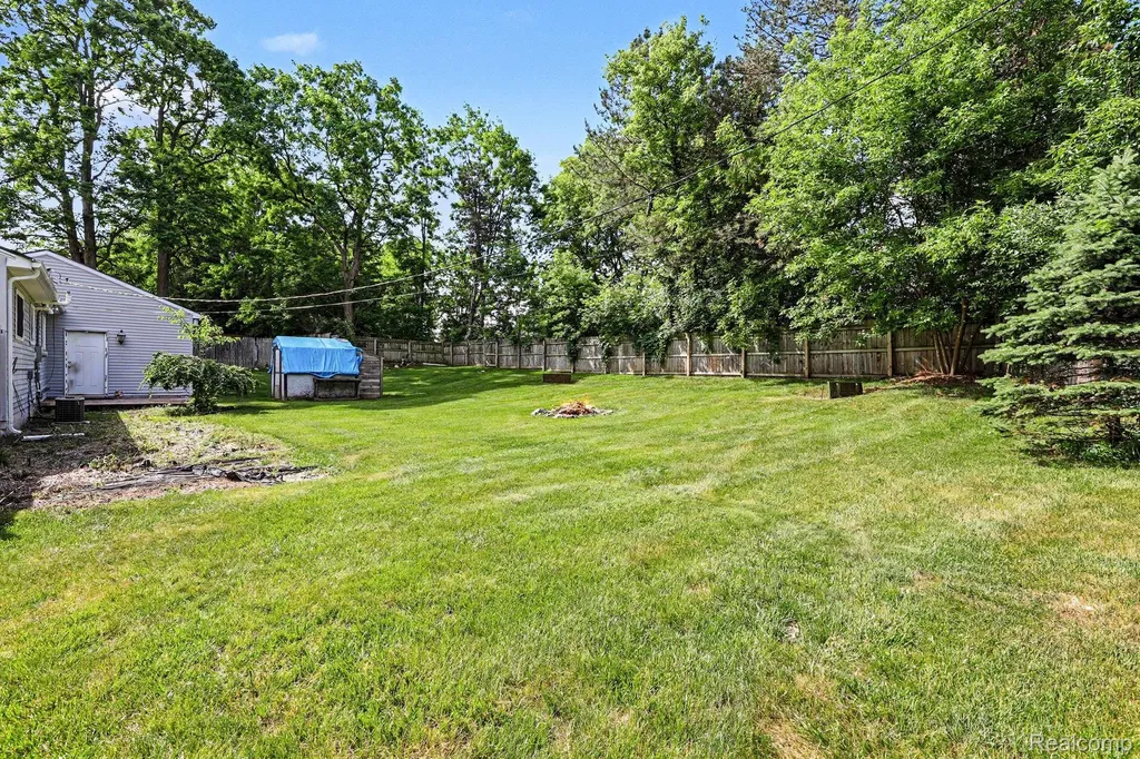 9315 Hillcrest Road Springfield Charter Township MI 48348