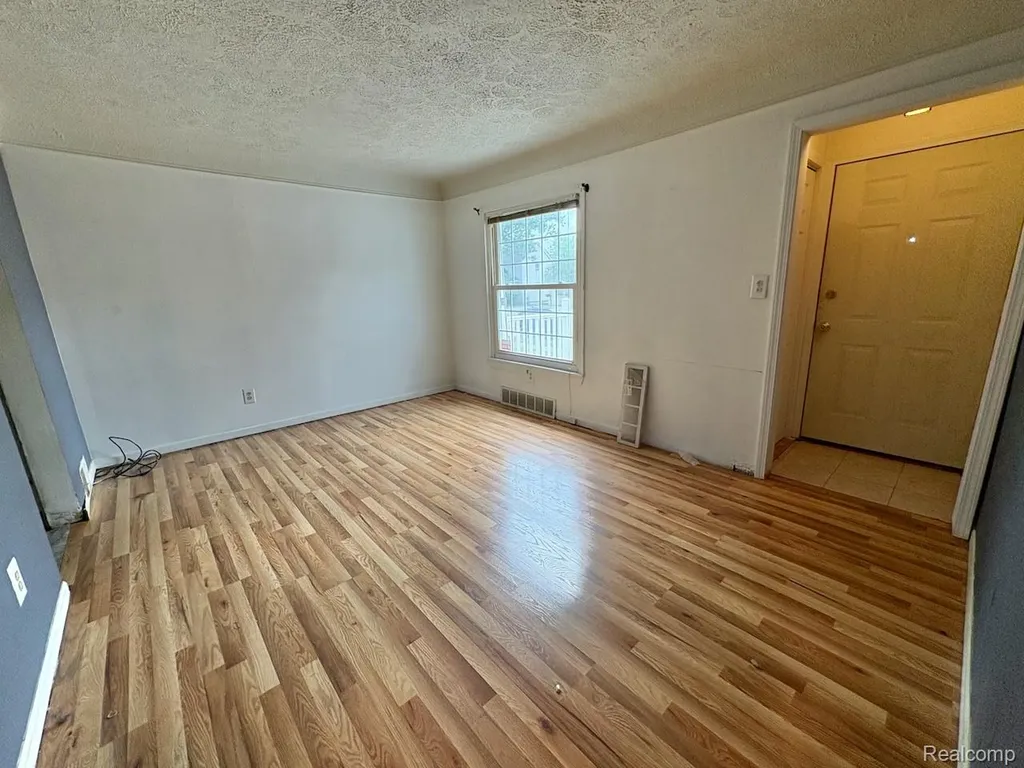 25680 Send Street Roseville City MI 48066