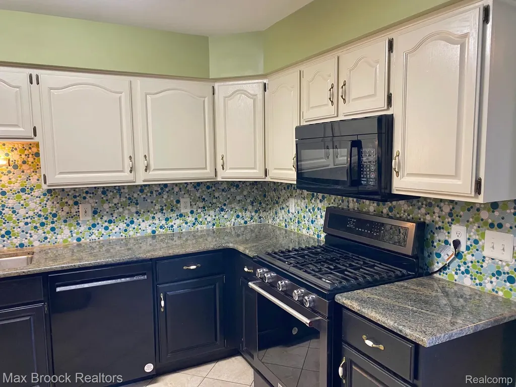 16226 Pine Ridge Drive Fraser City MI 48026