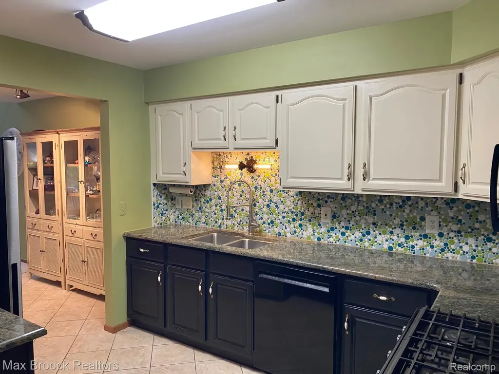 16226 Pine Ridge Drive Fraser City MI 48026
