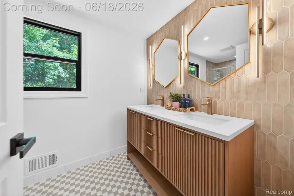 1366 Conge Drive Bloomfield Charter Township MI 48304
