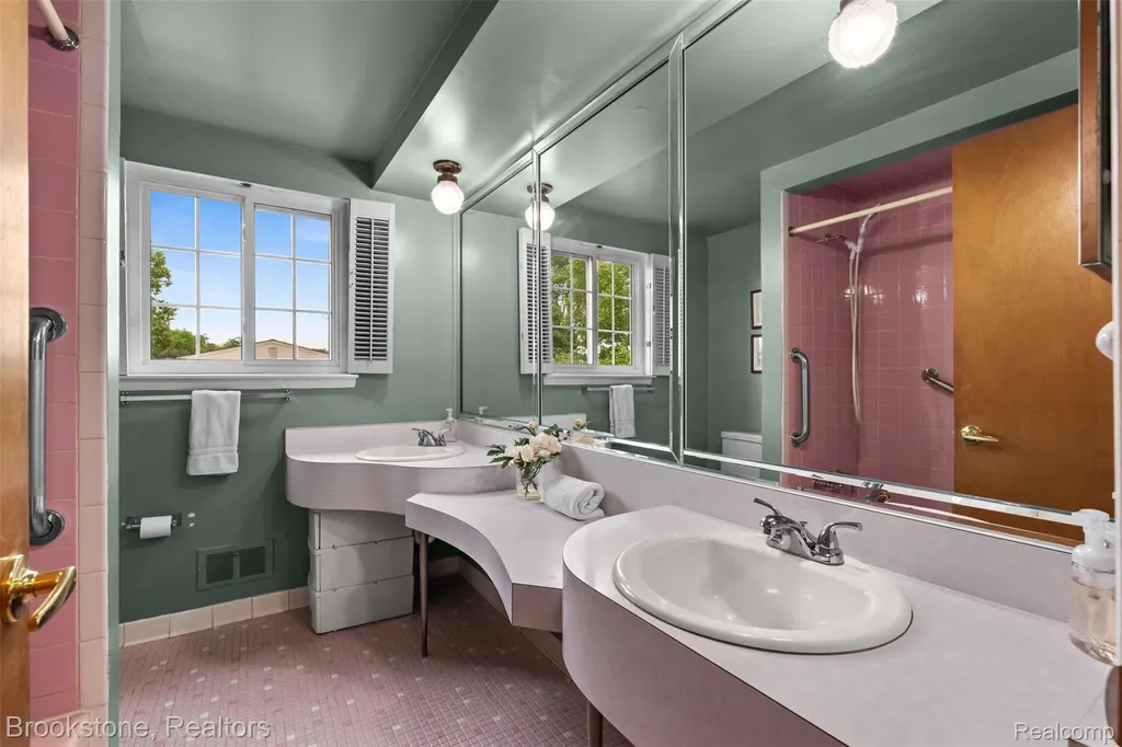 2002 Hempstead Drive Troy City MI 48083