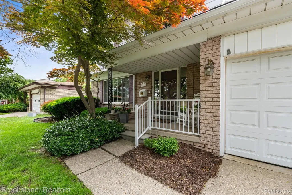 2002 Hempstead Drive Troy City MI 48083