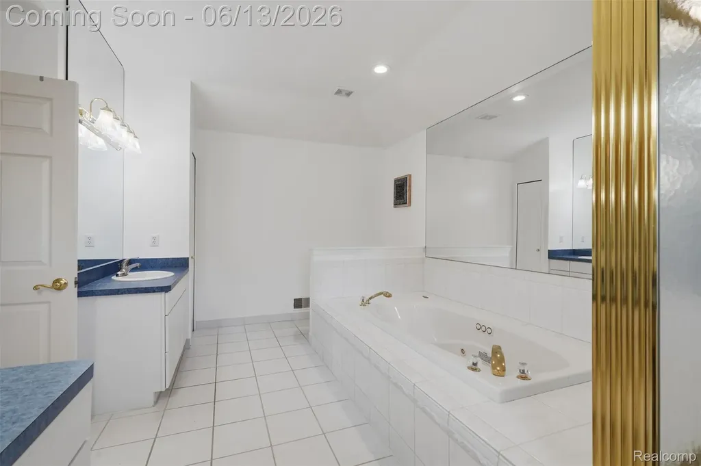2935 Ivy Hill Drive Commerce Charter Township MI 48382