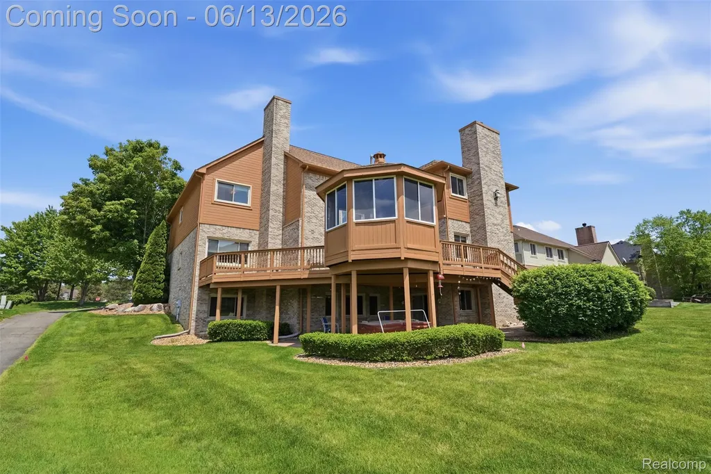 2935 Ivy Hill Drive Commerce Charter Township MI 48382