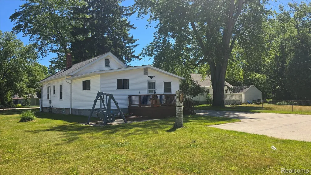 4085 Pine Grove Avenue Fort Gratiot Charter Township MI 48059