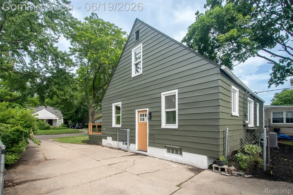 2330 Buckingham Avenue Berkley City MI 48072