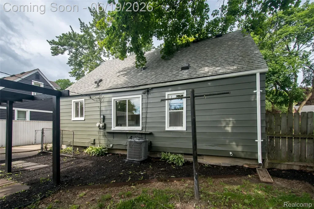 2330 Buckingham Avenue Berkley City MI 48072