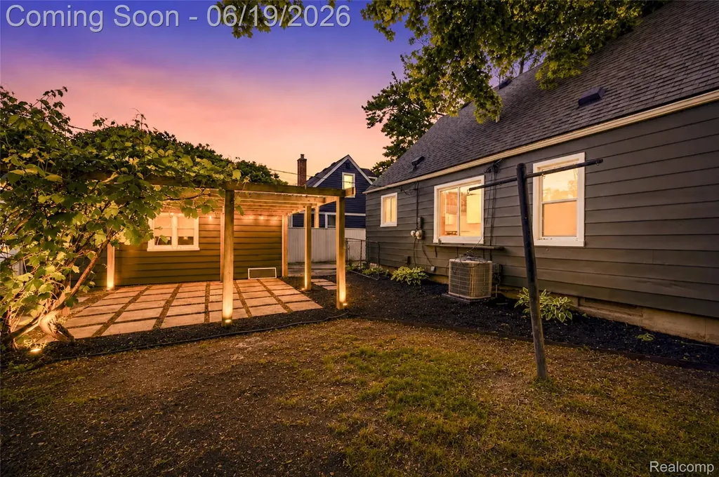 2330 Buckingham Avenue Berkley City MI 48072