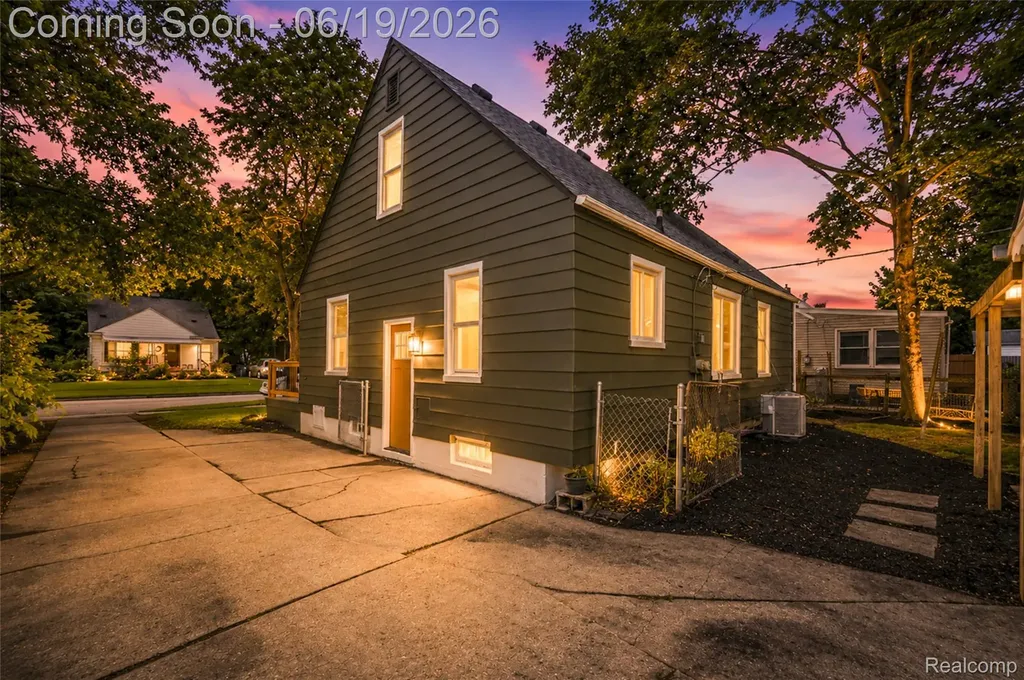 2330 Buckingham Avenue Berkley City MI 48072