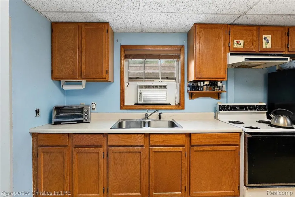 27428 Townley Street Madison Heights City MI 48071