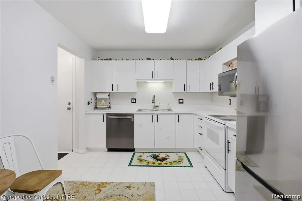 30414 Orchard Lake Road Farmington Hills City MI 48334