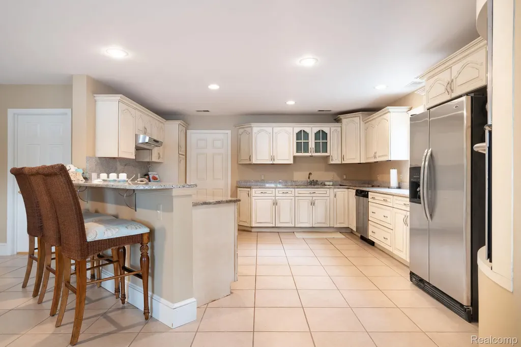 3831 Woodland Drive Highland Charter Township MI 48356
